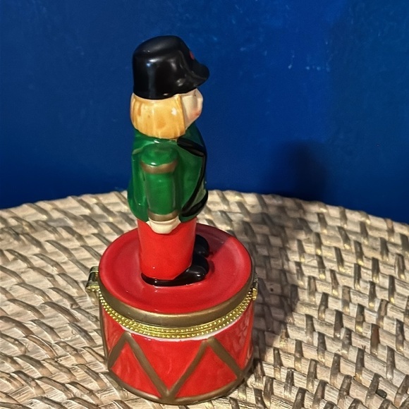 NWT Greenbrer International Porcelain Limoge Christmas Tin Soldier Trinket Box - Picture 4 of 6